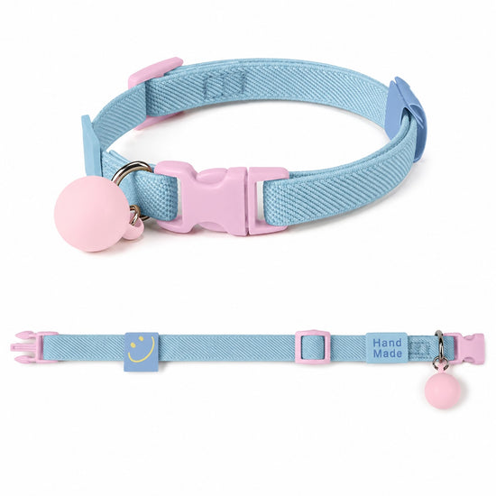 Collar para gato azul pastel con cascabel rosa y hebilla ajustable Petelier