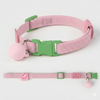 Collar para gato rosa con hebilla verde y cascabel Petelier